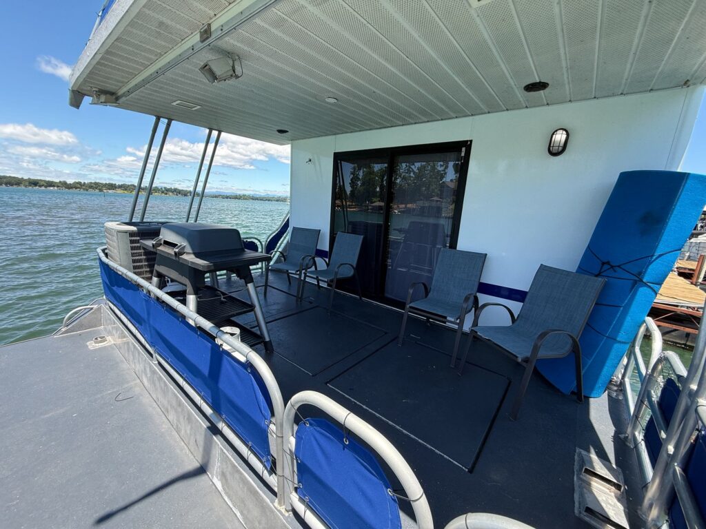 Aft deck seating and grill