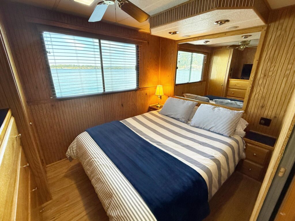 Guest bedroom on the Palmetto Paradise Houseboat