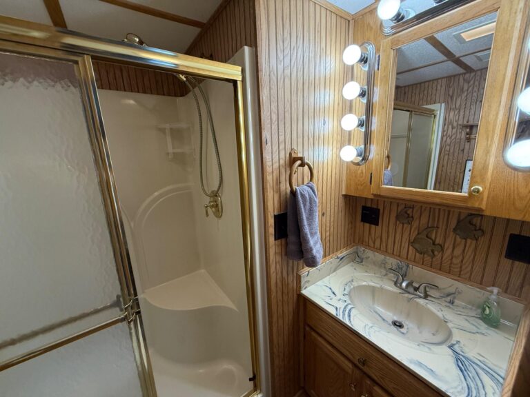 Master bathroom on the Palmetto Paradise Houseboat